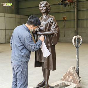 Statua Personalizzata in Bronzo a Grandezza Naturale, Scultura Realistica con Finitura in Metallo Lucido per Decorazione di Giardini, Ville ed Estate - Product Image 1