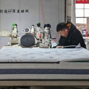 Vente directe d'usine, matelas hybride en mousse à mémoire de forme en latex naturel biologique 100%, avec housse en coton respirant, taille Queen personnalisée - Product Image 2