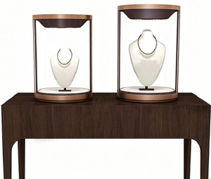 Set Espositivo Lusso in Legno Scuro e Oro Rosa per <span class=keywords><strong>Gioielli</strong></span> - Pacchetto Completo Chiavi in Mano con Base a Piedistallo Cilindrica e Vetrina per Collane con LED - Product Image 1