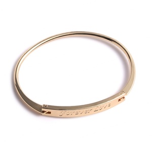 Pulsera de Lujo Moderna y Popular, Exquisita Pulsera de Oro con Dijes Personalizados con Logotipo para Mujer - Product Image 4