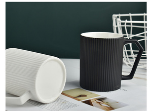 Taza de Café de Cerámica Negra Moderna y Personalizada, Diseño de Esmalte Único en Colores Personalizados, Apta para Microondas, Precio al por Mayor para Té, Café, Agua y Cerveza - Product Image 4