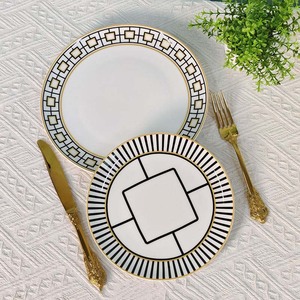 Juego de Platos de Cerámica con Diseño Geométrico Moderno en Blanco y Negro, Platos de Comedor con Borde Dorado, Viene con Caja de Regalo, Vajilla para el Hogar - Product Image 1