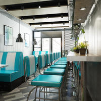Prix d'usine personnalisé American Retro Restaurant Burger Shop Cafe Table en acier inoxydable et ensemble de chaises de salle à manger en cuir