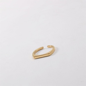เครื่องประดับระดับไฮเอนด์ แหวนทองชุบแบบวงแหวนรูปตัว D ทำจากสแตนเลส - Product Image 4