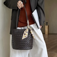 Vente flash de sacs à bandoulière pour femmes en cuir véritable, sacs seau, sacs décontractés à la mode en cuir de vachette, sacs tissés à la main, OEM ODM