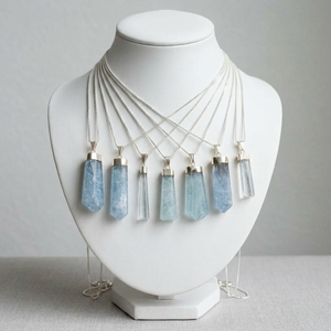 Collier pendentif artisanal en aquamarine naturelle, pierre de guérison en cristal, avec breloque en argent - Product Image 1