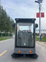 Véhicule balayeuse autopropulsé avec dépoussiéreur et réservoir d'eau, châssis robuste pour le nettoyage routier industriel au Moyen-Orient