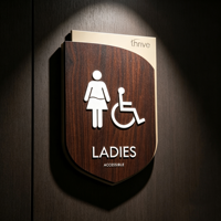 Panneau de toilettes ADA personnalisé pour femmes handicapées, signalétique WC accessible en grain de bois foncé, panneau mural de salle de bain en braille pour hôtel et bureau
