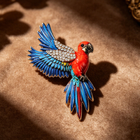 Pin de metal personalizado con diseño de loro macaw, broche de esmalte con incrustaciones de diamantes de imitación para decoración de ropa