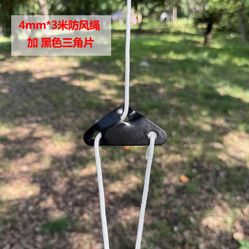 Pièce triangulaire noire de 3 mètres avec corde coupe-vent blanche