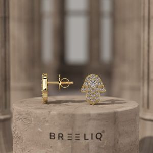 Boucles d'oreilles clous en or 14 carats avec main de Hamsa et diamants, sertissage pavé élégant, diamant taille rond, talisman protecteur, bijoux fins - Product Image 1