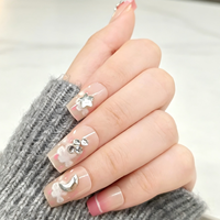 Ongles press-on carrés courts rose pêche ombré en ABS avec pointes françaises et breloques en strass pour les doigts