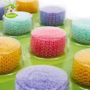 Scrubber a spirale in plastica a maglia di plastica in fibra di poliestere con raschiatore per pulizia della cucina multicolore di nuovo stile