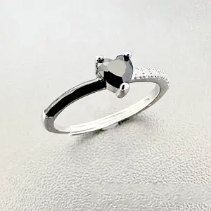 Anillo de medio esmalte con corte de corazón negro SC, regalos de cumpleaños, anillo de corazón negro de circón de cobre Chapado en plata ajustable para mujeres y niñas