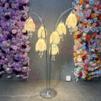 Lampe sur pied de luxe en métal argenté à 7 têtes de fleurs de magnolia, lumière chaude, pour allée de mariage et décoration d'événements, vente en gros