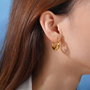 Boucles d'oreilles Dolphin Hoop en acier inoxydable plaqué or 18 carats en forme d'animal pour femmes - Product Image 4