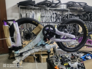 จักรยาน BMX โครงอลูมิเนียมขนาด 20 นิ้ว สำหรับเด็ก 7 สปีด โช้คเหล็ก ดิสก์เบรก ล้อช่วยฝึกแบบซอฟท์เทล รุ่น WL-1018 พร้อมบันไดปั่นแบบธรรมดา - Product Image 2