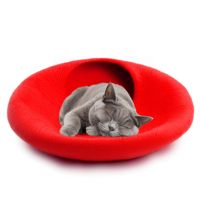 Niche pour chat en feutre de laine rouge uni, faite à la main, écologique, lavable, durable, en forme d'œuf, douillette et naturelle