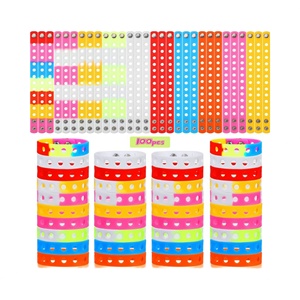 Bracelets en silicone ajustables personnalisés de haute qualité, écologiques, avec trous colorés mignons, pour la natation et la promotion (vente en gros) - Product Image 1