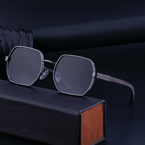 แว่นกันแดดสไตล์ยุโรปอเมริกันสำหรับผู้ชายกรอบสีดำเลนส์พีซีป้องกันรังสียูวี 400 ระดับ 2 แว่นกันแดดสไตล์การขับขี่ - Product Image 2