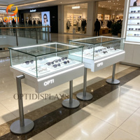 Mostrador de Exhibición para Óptica de Lujo Moderno con Patas Metálicas Minimalistas y Vitrina para Gafas con Iluminación LED