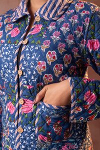Veste courte d'hiver en tricot matelassé à motifs floraux |   Coton bleu à imprimé botanique style Kantha |   Fait main, réversible, style bohème - Product Image 4