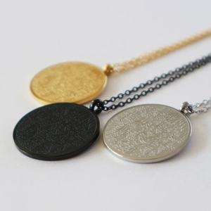 ขายส่งสแตนเลส <span class=keywords><strong>Ayatul</strong></span> <span class=keywords><strong>Kursi</strong></span> <span class=keywords><strong>Ayat</strong></span> Al-<span class=keywords><strong>Kursi</strong></span> คัมภีร์กุรอานกลอนสำหรับการป้องกันอิสลามอิสลามอักษรอาหรับ18-กะรัตทองชุบ - Product Image 2