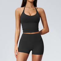 Ensemble de fitness tendance en nylon brossé et spandex, avec haut court rembourré et short push-up, idéal pour l'entraînement sportif et le quotidien