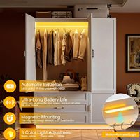 Grande armoire moderne avec poignées de porte en céramique rétro et tringle de suspension amovible