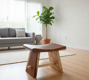 Taburete Curvo de Madera Suar Hecho a Mano con Grano Orgánico en Tonos Cálidos, Estilo Industrial Ecológico, el Toque Perfecto para el Dormitorio Moderno - Product Image 6