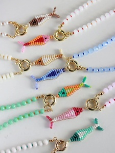 Collier artisanal mignon avec breloque poisson motif soleil, perles Miyuki colorées en pierre naturelle et perles d'eau douce plaqué or 18 carats, vente en gros - Product Image 1