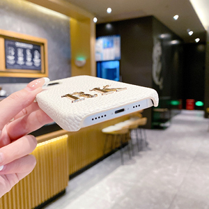 <span class=keywords><strong>Initiales</strong></span> personnalisées étui de téléphone en cuir PU pour <span class=keywords><strong>iPhone</strong></span> 13 14 15 Pro Max conception de lettre en métal personnalisé - Product Image 5
