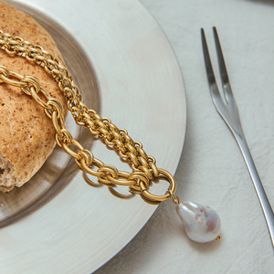 สร้อยคอพร้อมจี้ไข่มุกน้ำจืดสายโซ่แบบประกบสีทอง18K - Product Image 4