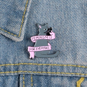 Venta caliente gatito gris lindo gato esmalte broche letra alto grado goteo aceite feminismo es para todos Pines de solapa al por mayor - Product Image 2