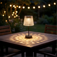 Lampe de table solaire LED d'extérieur au design moderne, lumière blanc chaud, étanche IP44, batterie incluse, certifiée RoHS, pour aménagement paysager et jardin