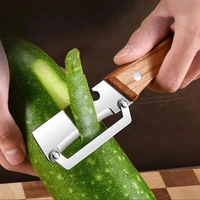 Multifunctionele handmatige metalen groenteschiller met roestvrijstalen mes voor gebruik in de keuken, geschikt voor aardappelen, fruit, groenten en wintermeloen.