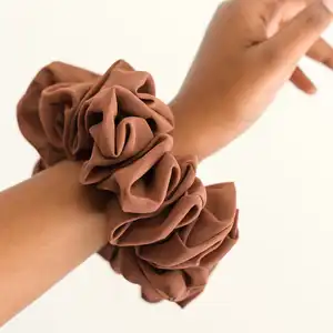 Scrunchies per capelli Oversize con Logo di Design personalizzato di fabbrica Scrunchies per capelli da donna in raso di seta Scrunchie Extra Large per le donne