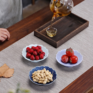 Plato de cerámica con forma de flor y base para servir frutas, postres y té. - Product Image 1