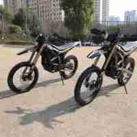 دراجة كهربائية SurRon Ultra Bee ملونة بقوة 24.5 كيلوواط للطرق الوعرة بسعر الجملة لعام 2026، دراجة Surron Light Bee X الكهربائية عالية الجودة للطرق الوعرة