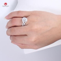 Nouvelle conception Bague de fiançailles en moissanite taille coussin plaqué platine, bijoux en or 14K, vente en gros