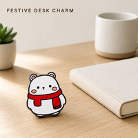 Épinglette en émail personnalisée, motif ours blanc de Noël mignon avec écharpe rouge, cadeau de Noël et d'hiver, vente en gros, fournisseur OEM ODM, marque privée