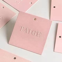 Étiquette suspendue personnalisée de luxe en PVC avec logo, pour vêtements carrés gaufrés pour femmes, chaussures roses, en papier écologique, tendance et à la mode