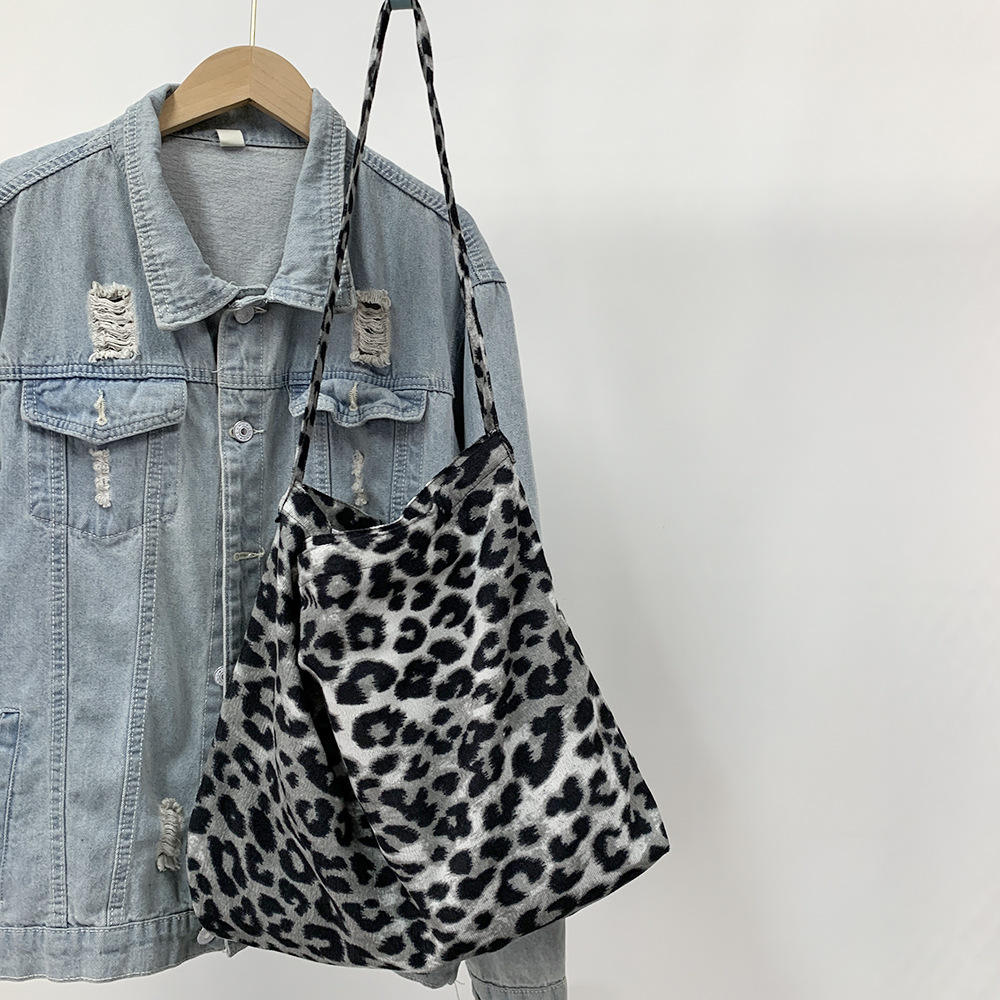 Vintage gray large leopard one with zipper