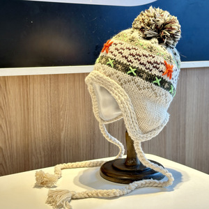 Chapeau tricoté avec oreillettes, pompon et pompon en frange, beige, chaud et coupe-vent pour l'hiver, pour femmes, style décontracté, circonférence de la tête 56-58 cm - Product Image 1