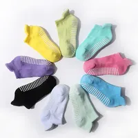 Kaymaz çocuk çorapları beyaz yürüyüş Unisex kat Grip Toddler bebek Grip kaymaz çoraplar