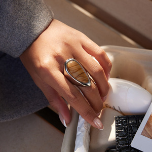 Verklaring: Grote ring van roestvrij staal met ovale traanvormige steen, trouwring van roestvrij staal, zilveren ring voor dames - Product Image 3