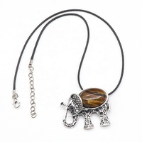 Broche pendentif collier fait main en forme d'éléphant, incrusté de pierres précieuses, de cristal et de coquille d'agate