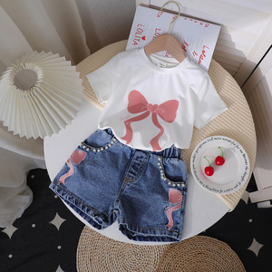 Nuovo Completo Casual da Bambina 2025: Top in Maglia Stampato con Collo e Jeans Ricamati con Perline e Motivo a Fiocchi - Product Image 1