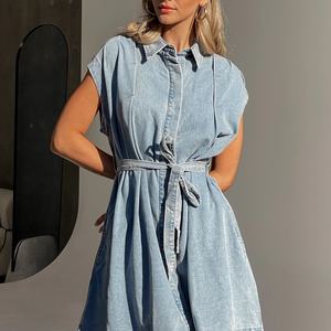 Robe en jean OEM tendance à fermeture boutonnée sur le devant, délavée à l'acide, bleu clair, avec ceinture à nouer, pour femmes - Product Image 2