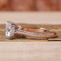Bague de fiançailles en or rose massif 14K/18K avec diamant de laboratoire rond de 2 carats, double rangée pavée et accent latéral, certifiée IGI VVS CVD/HPHT